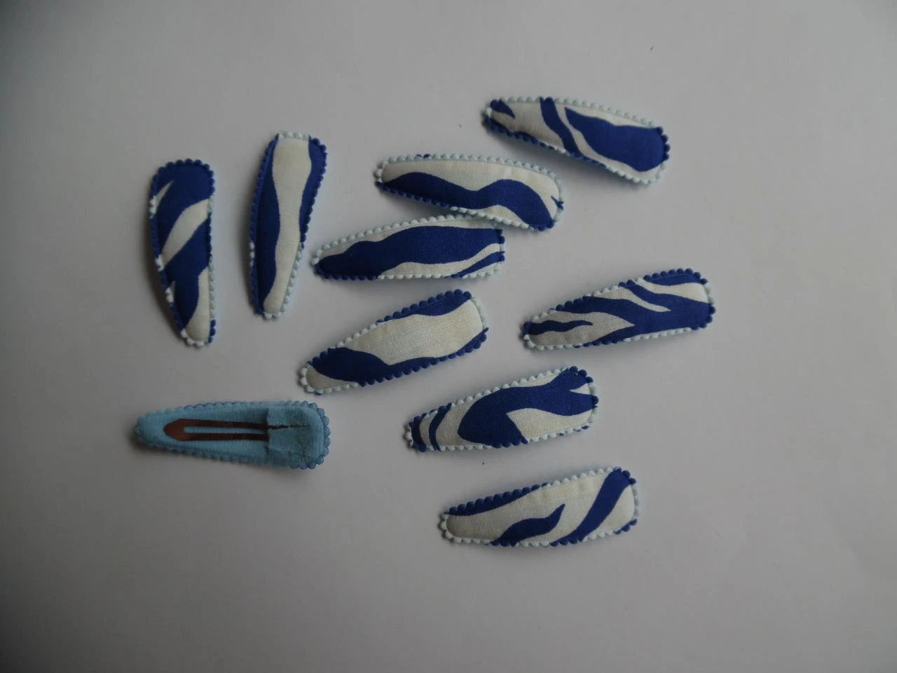 Partij 10 haarspeldjes 5 cm wit met blauwe zebra print